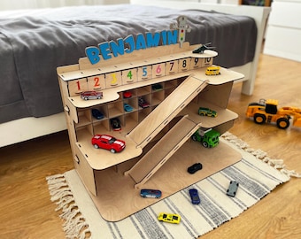 Drewniany, personalizowany garaż na samochodziki – rampa samochodowa Montessori, organizer do przechowywania zabawek w pokoju dziecięcym, prezent urodzinowy dla syna, parking, tor samochodowy