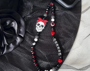 Correa para teléfono con colgante de calavera de terror retro – Estilo Rosie Riveter con cuentas