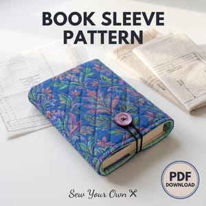 Può includere: Una custodia per libri trapuntata blu con un motivo floreale, fissata con un bottone viola ed elastico. Il testo "BOOK SLEEVE PATTERN" è in alto, con "Sew Your Own" in basso. Un badge "PDF DOWNLOAD" è in basso a destra.