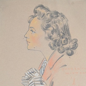 Puede incluir: Retrato enmarcado de una mujer de perfil, realizado en pastel. La obra presenta a una mujer con cabello rizado, que lleva una bufanda a rayas y una blusa color melocotón. El marco es marrón oscuro.