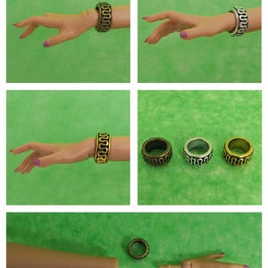 Puede incluir: Una colección de anillos y pulseras decorativas con un diseño ondulado y texturizado. Las piezas de joyería son en tonos bronce, plata y oro. La imagen muestra las joyas en la mano y el brazo de una muñeca sobre un fondo verde.