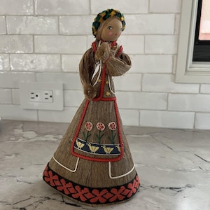 Muñeca vintage de madera, lino y hojas de maíz de la Compañía Ruso-Americana de Sitka