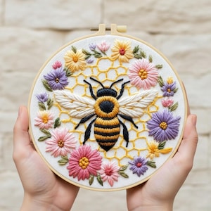 Broderikit med bi och vildblommor för nybörjare: Hoopkonst med honungskakablommor