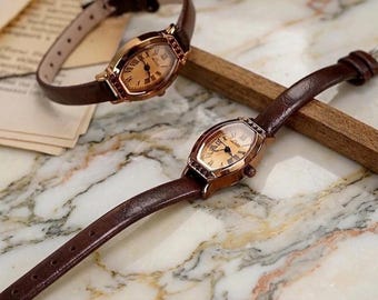 Reloj de pulsera vintage tipo barril con pedrería / Correa de cuero marrón café
