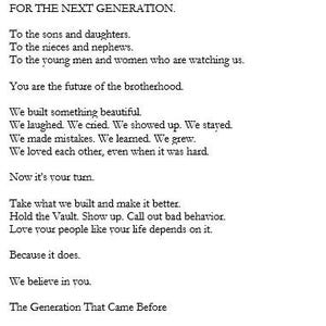 K&ouml;nnte beinhalten: Ein gedrucktes Dokument mit dem Titel DEDICATION FOR THE NEXT GENERATION. Der Text richtet sich an S&ouml;hne, T&ouml;chter, Nichten und Neffen und ermutigt sie, auf der Vergangenheit aufzubauen, das Vault zu halten, schlechtes Verhalten anzusprechen und ihre Mitmenschen zu lieben. Unterzeichnet von The Generation That Came Before.