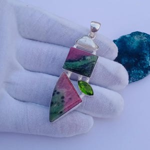 Hermoso colgante de cristal hidrografiado con rubí, zoisita, perla y peridoto / Colgante de piedras preciosas / Colgante chapado en plata / Joyería de rubí y zoisita