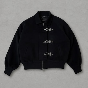 Puede incluir: Chaqueta bomber negra con cuello, mangas largas y cierres metálicos plateados. La chaqueta tiene cierre de cremallera y dos bolsillos delanteros. Los puños y el dobladillo son acanalados.