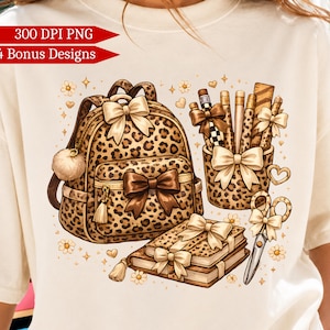 Pode incluir: Uma t-shirt creme com uma estampa gráfica de uma mochila com estampa de leopardo, um porta-lápis a condizer, livros e tesouras, decorados com laços bege. O texto 300 DPI PNG + 4 Bonus Designs é visível.