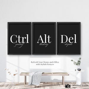 Könnte beinhalten: Drei gerahmte Schwarz-Weiß-Poster mit den Wörtern "Ctrl yourself", "Alt thinking" und "Del despair". Die Poster werden über einer Bank mit einer Decke angezeigt. Der Text "Refresh Your Home and Office with Stylish Posters" ist ebenfalls sichtbar.