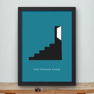 Pode incluir: Impressão artística emoldurada com um design minimalista. Uma escada preta leva a uma porta branca aberta contra um fundo azul-petróleo. O texto "THE TRUMAN SHOW" está abaixo. A moldura é preta.