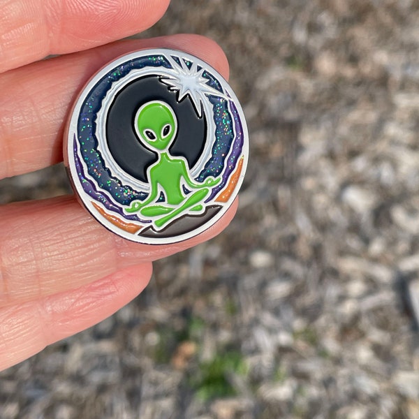 Total Solar Eclipse 2024 Souvenir Keepsake Alien Eclipse Pin Alien Soft Enamel Glitter Hat Pin Eclipse Meditating Yoga Alien Space Galaxy