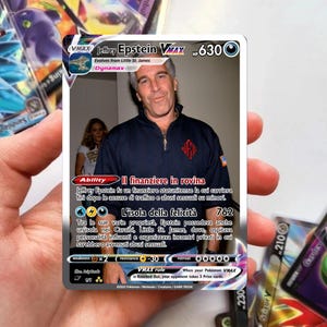 Może przedstawiać: Karta Pokémon VMAX z Jeffrey'em Epsteinem i włoskim tekstem. Karta ma 630 HP i jest trzymana w dłoni, z innymi kartami Pokémon widocznymi w tle. Tekst karty zawiera "Il finanziere in rovina" i "L'isola della felicità".