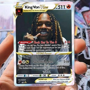 Pode incluir: Um cartão Pokémon King Von VSTAR com um retrato do rapper. O cartão tem uma borda dourada e branca com o texto "King Von VSTAR" e "511 HP". O cartão inclui o texto "Took Her To The O" e "Something Else".
