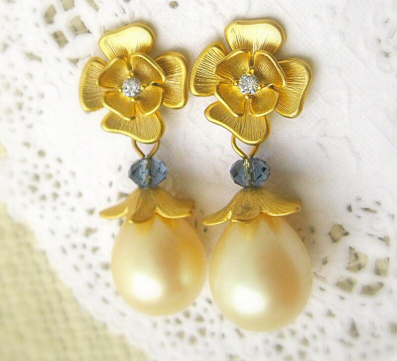 40% OFF Pearls and flower matte gold plated post earrings Vintage light ivory pearls post earrings Wedding Jewelry Bridal Earrings image 3