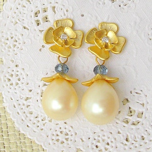 40% OFF Pearls and flower matte gold plated post earrings Vintage light ivory pearls post earrings Wedding Jewelry Bridal Earrings image 2