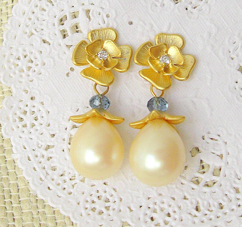 40% OFF Pearls and flower matte gold plated post earrings Vintage light ivory pearls post earrings Wedding Jewelry Bridal Earrings image 2