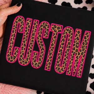 Rosa leopard anpassad PNG, personlig namntext sublimering, skolmaskotdesign, anpassad text PNG, personlig din egen PNG