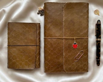Funda para cuaderno de piel marrón oliva con relieve de cocodrilo, hecha a mano y recargable, tamaño A5/A6.