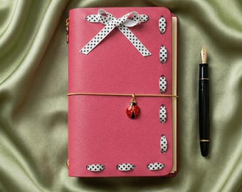 Funda personalizada de cuero fucsia para cuaderno, estuche recargable hecho a mano para cuadernos A5/A6.