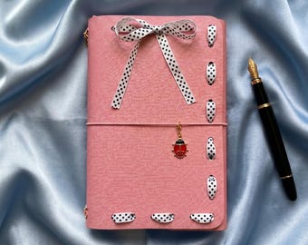 Funda personalizada de cuero rosa para cuaderno, detalle de cinta de lunares, recargable, tamaño A5/A6.