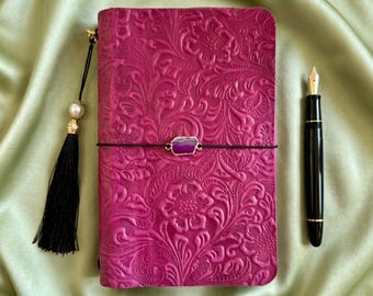 Funda para cuaderno de cuero rosa intenso con relieve floral, estuche tríptico personalizado para cuaderno de viaje (A5 A6)