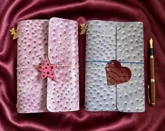Funda para cuaderno de piel con relieve de avestruz, color rosa empolvado y azul, hecha a mano, recargable, tamaño A5/A6.