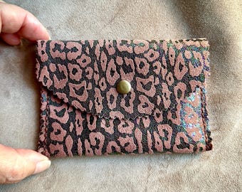 Tarjetero de piel con estampado de leopardo color topo, cartera minimalista holográfica hecha a mano de tacto suave.