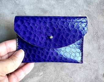 Tarjetero de cuero morado con relieve de burbujas, cartera minimalista personalizada hecha a mano.