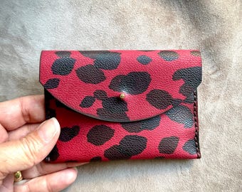 Tarjetero de piel con estampado de leopardo rojo, cartera minimalista personalizada hecha a mano.