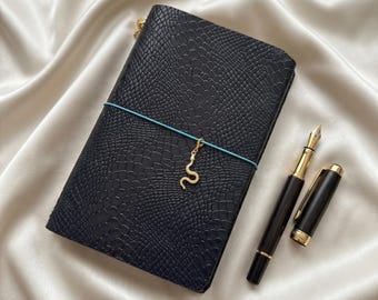 Funda para cuaderno de viaje recargable de piel azul marino con relieve de serpiente, tamaño A5 y A6.