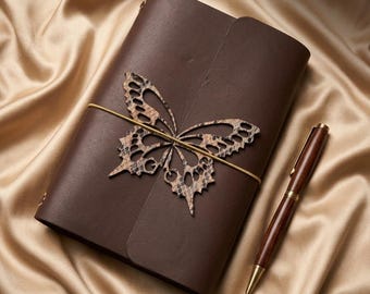 Funda para cuaderno de viaje recargable de cuero marrón oscuro con estampado de mariposas, tamaño A5/A6 y tríptico.