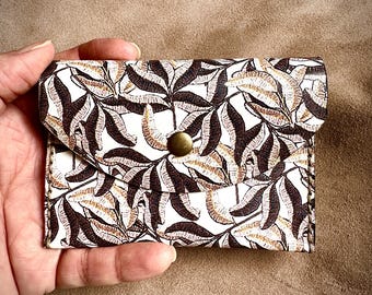 Tarjetero de cuero con estampado floral personalizado, cartera minimalista hecha a mano.