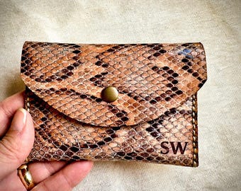 Tarjetero personalizado de cuero repujado con textura de piel de serpiente, estuche minimalista delgado de estilo exótico hecho a mano.