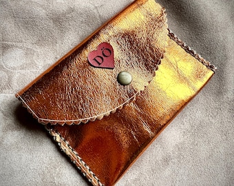 Tarjetero personalizado de cuero color cobre metalizado, cartera minimalista hecha a mano con inicial personalizada en forma de corazón.
