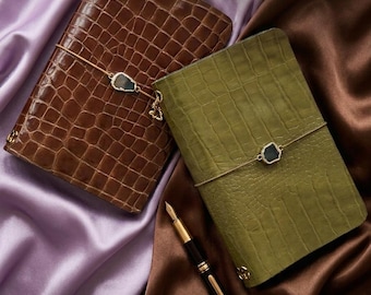 Funda para cuaderno de cuero verde oliva con relieve de cocodrilo y dije, cuaderno personalizado recargable A5 A6,