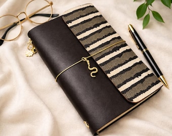 Funda tríptico personalizada de piel Saffiano para cuaderno, con detalle de serpiente, tamaño A5/A6.