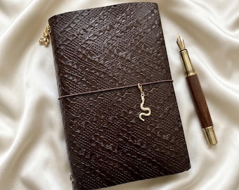 Funda para cuaderno de viaje recargable de piel marrón oscuro con relieve de serpiente, tamaño A5/A6.