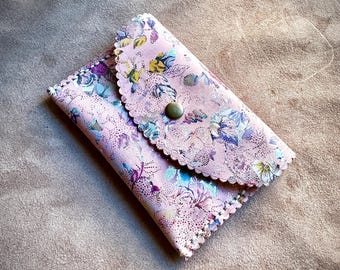 Tarjetero de cuero rosa con estampado floral, cartera minimalista personalizada hecha a mano.