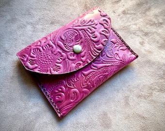 Tarjetero de piel sintética rosa con relieve floral, cartera delgada vintage hecha a mano.