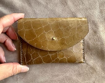 Tarjetero de piel con relieve de cocodrilo color marrón oliva, cartera minimalista personalizada hecha a mano.
