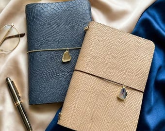 Funda personalizada de cuero repujado con diseño de serpiente en color topo cálido para cuaderno de viaje, recargable, tamaño A5/A6.