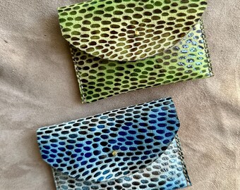 Tarjetero de piel con relieve de serpiente verde y azul, estilo exótico y diseño delgado.