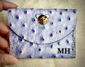 Tarjetero personalizado de piel con relieve de avestruz, cartera azul empolvado hecha a mano con cierre metálico de oso.