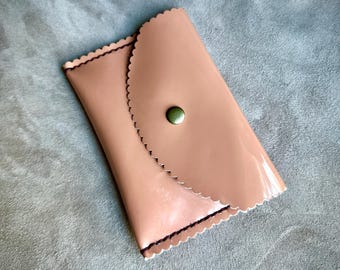 Tarjetero de piel charol color marrón claro, cartera minimalista personalizada hecha a mano.