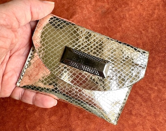 Tarjetero de piel metalizada con relieve de piel de serpiente, cartera minimalista hecha a mano y personalizada.