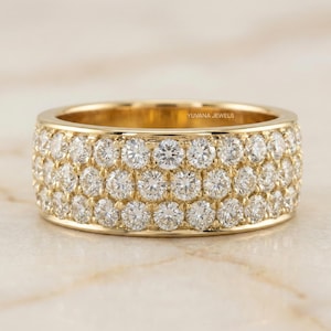 Anillo de eternidad apilable de moissanita de corte redondo con triple hilera de diamantes, banda ancha con micropavé de diamantes, alianza de boda estilo cigarro en oro de 14 quilates, anillo de compromiso