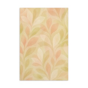 Puede incluir: Un papel rectangular con un patrón repetido de hojas estilizadas. Las hojas son en tonos melocotón, verde claro y crema, sobre un fondo amarillo pálido. El diseño tiene un efecto acuarela.