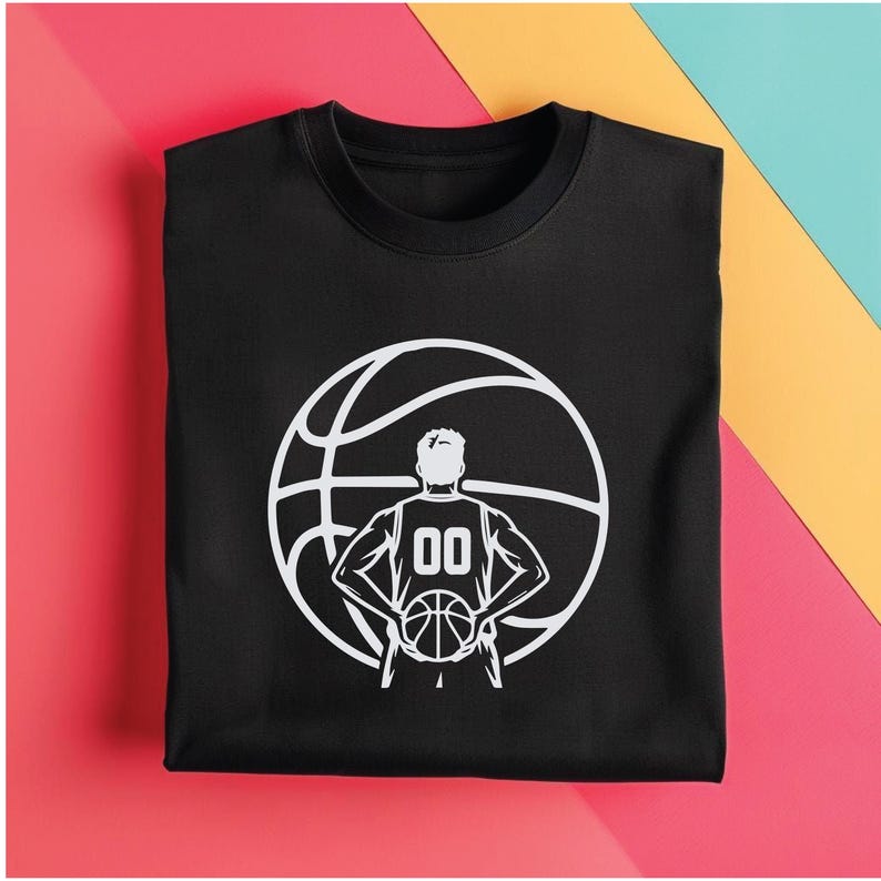 Pu&ograve; includere: Felpa nera con grafica bianca di un giocatore di basket che tiene una palla all'interno di un contorno di basket. La maglia del giocatore mostra il numero "00". La felpa &egrave; presentata su uno sfondo colorato.