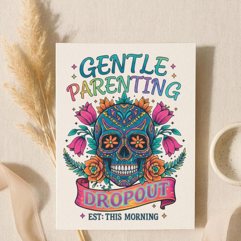 K&ouml;nnte beinhalten: Eine farbenfrohe Karte mit einem Totenkopf-Design, umgeben von Blumen und dem Text "GENTLE PARENTING DROPOUT" in Regenbogenfarben. Der Satz "EST: THIS MORNING" ist ebenfalls enthalten. Der Hintergrund ist cremefarben.