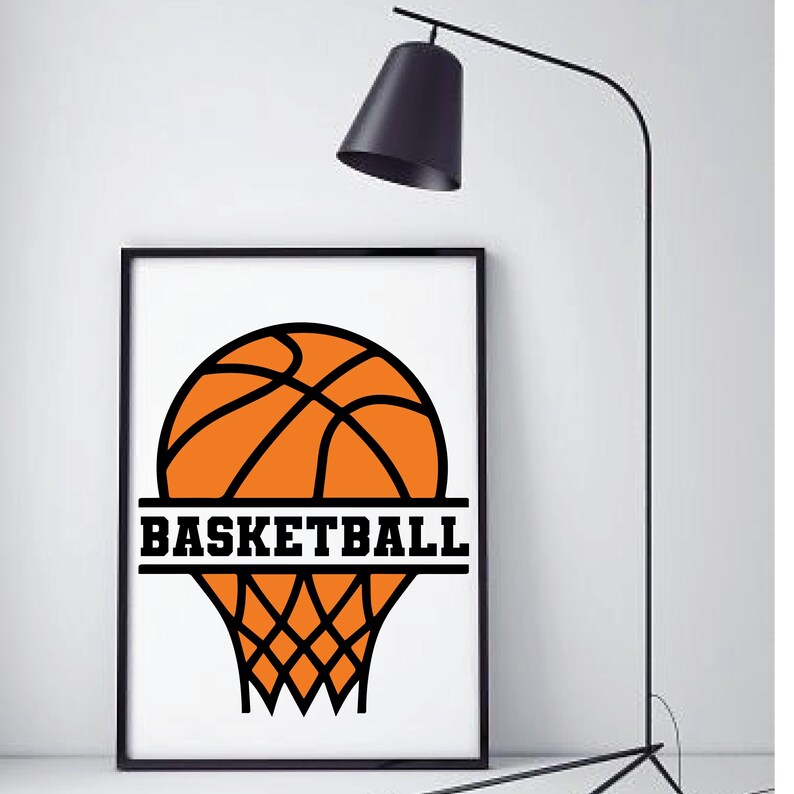 Pu&ograve; includere: Una stampa incorniciata con un design a tema basket. L'immagine mostra un pallone da basket arancione sopra una rete, con la parola "BASKETBALL" in bianco e in grassetto. La stampa &egrave; in una cornice nera, appoggiata a un muro bianco.